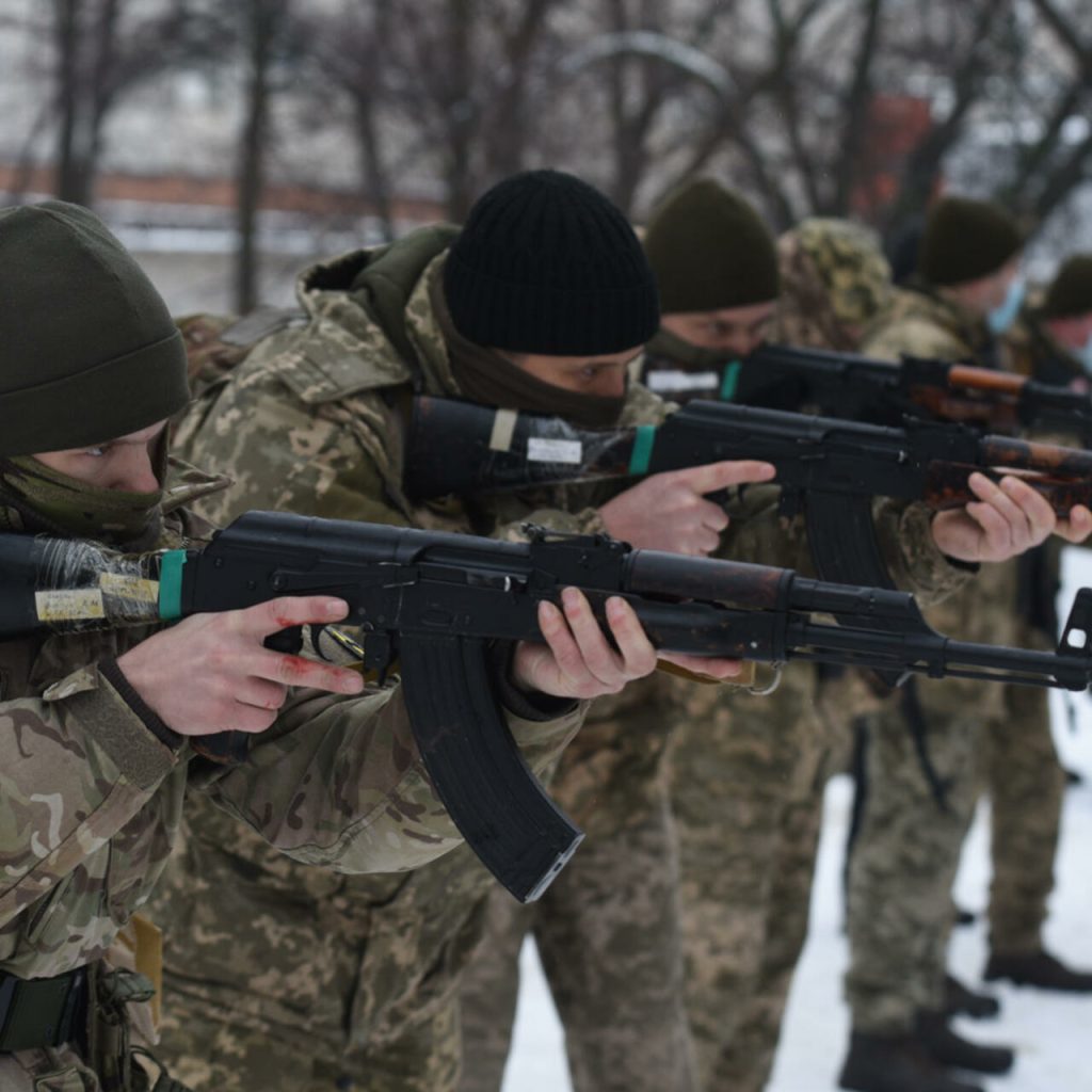 استطلاع رأي 80 من الأوكرانيين يستعدون للدفاع عن البلاد