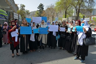 افتحوا المدارس فتيات أفغانيات يتظاهرن في كابول