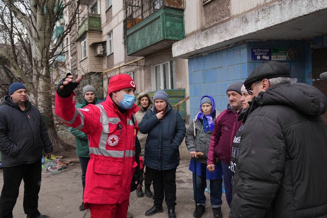 الأوكرانيون يفرون من بعض المدن المحاصرة مع تدهور الأوضاع