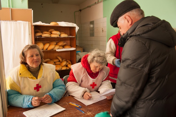 الحرب في أوكرانيا تدفع المواطنين الى الوقوف في طابور الخبز 1