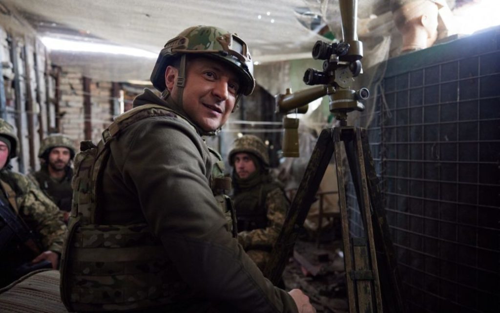 الرئيس الاوكراني فلاديمير زيلينسكي بالزي العسكري