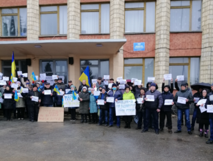 السكان يلوحون باعلام اوكرانيا في ماركيفكا المحتلة