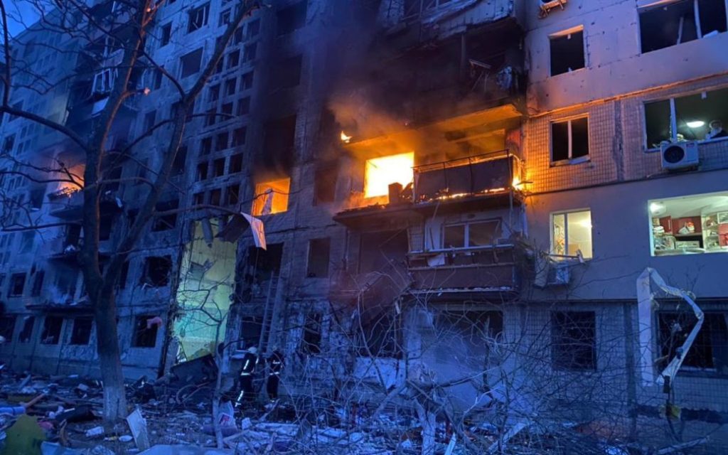 العمارة التي قصفها الجيش الروسي في مدينة كييف