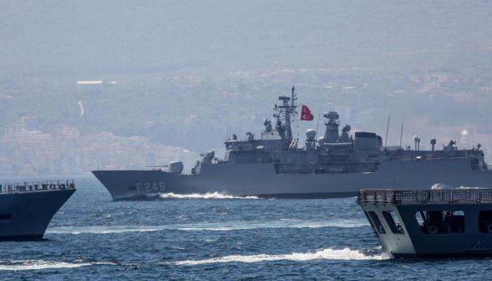 القوات الأوكرانية تصد هجوم لسفينتان روسيتان تطلقان النار على ساحل أوديسا