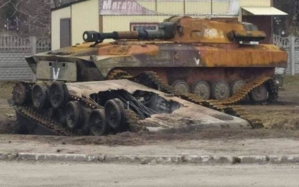 المجندين البيلاروسيين يجبرون على تنظيف الدبابات الروسية