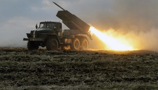المدفعية الأوكرانية تدمر 10 خزانات وقود للعدو