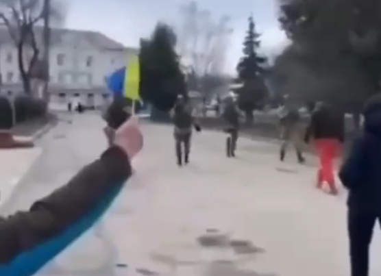 المواطنيين الاوكرانيين يتصدون للقوات الروسية