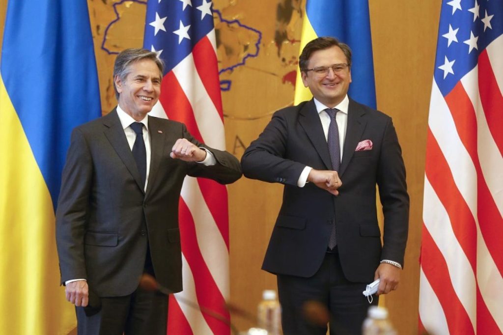 بلينكين يؤكد لكوليبا دعم الولايات المتحدة لأوكرانيا