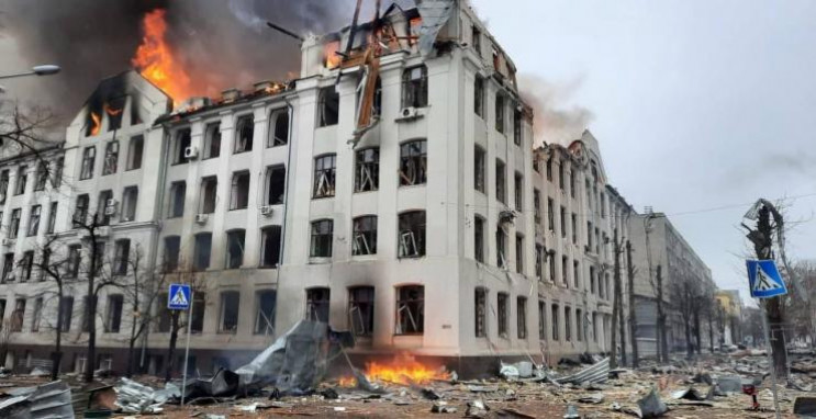 خاركوف تتعرض لهجوم شرس والقوات الأوكرانية تدفع بالمعتدين الروس الى خارج المدينة