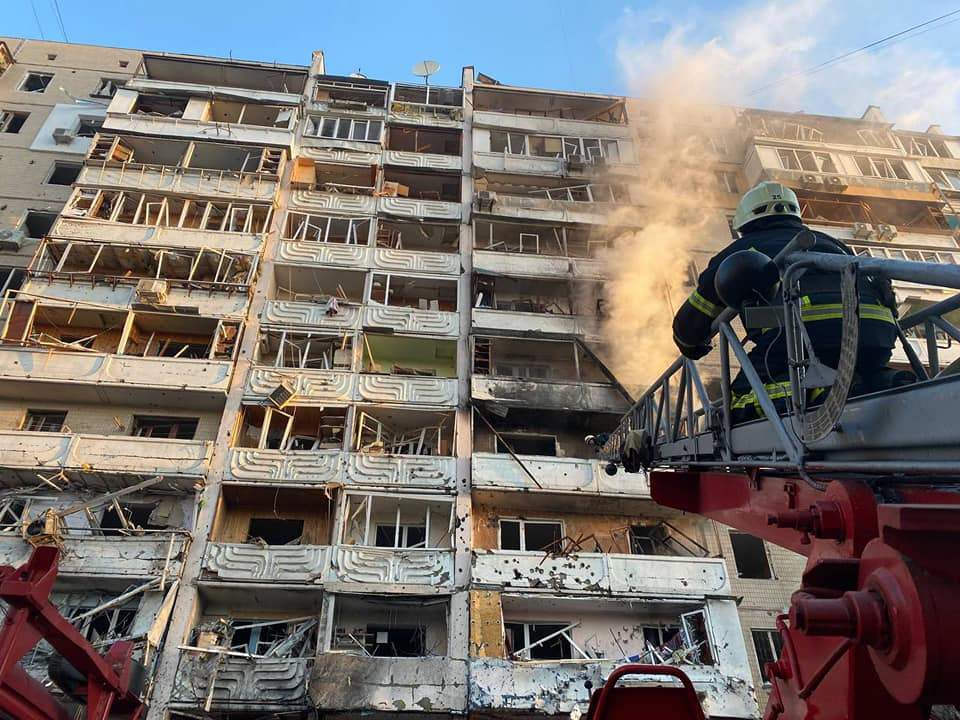 رجال الاطفاء اثناء اخماد حريق في مبنى في كييف
