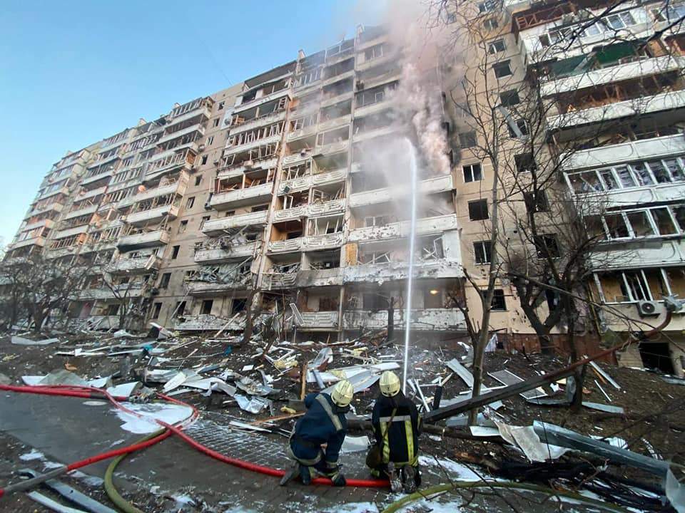 رجال الاطفاء يخمدون حريق في مبنى مكون من 10 طوابق