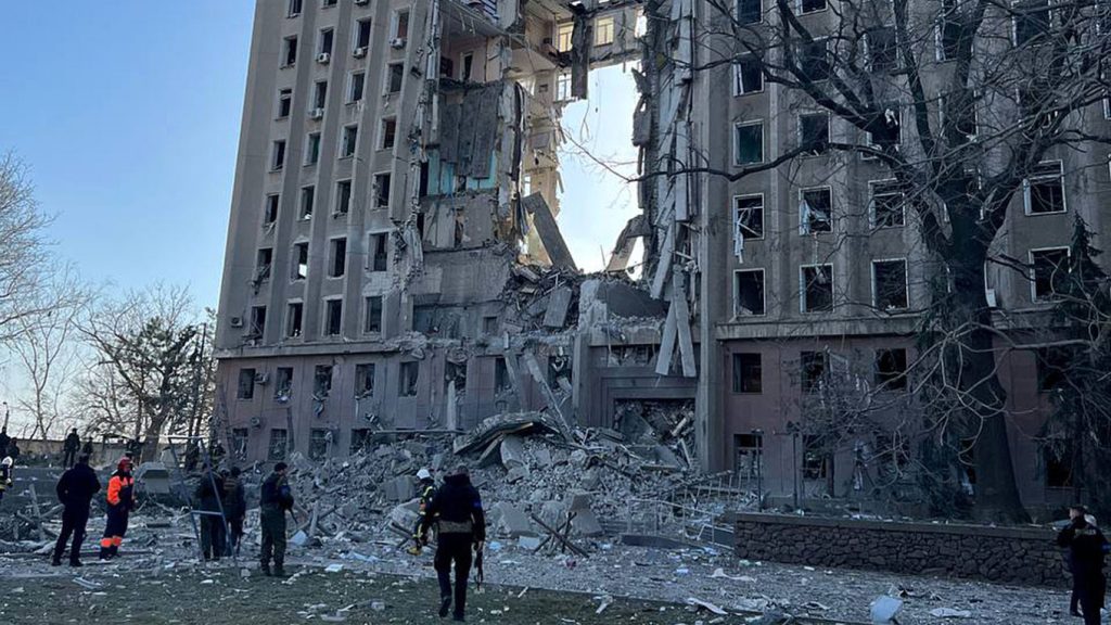 روسيا تقصف مبنى حكومي في ميكولايف