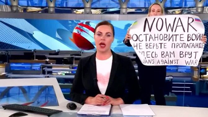 سيدة روسية تقاطع نشرة الاخبار التلفزيونية الروسية لتعلن رفضها الحرب على اوكرانيا