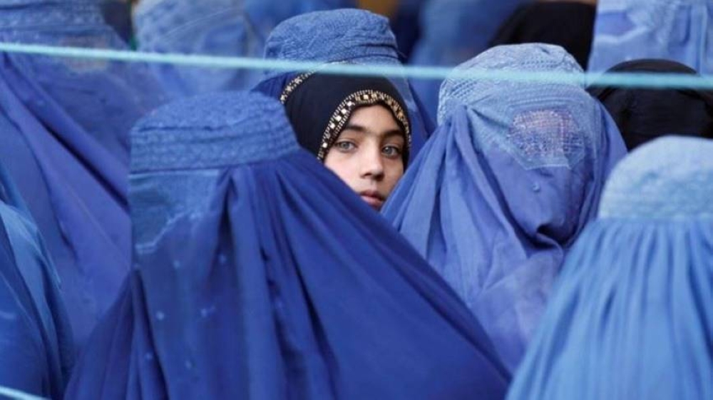 طالبان تحظر سفر النساء الأفغانيات بمفردهن