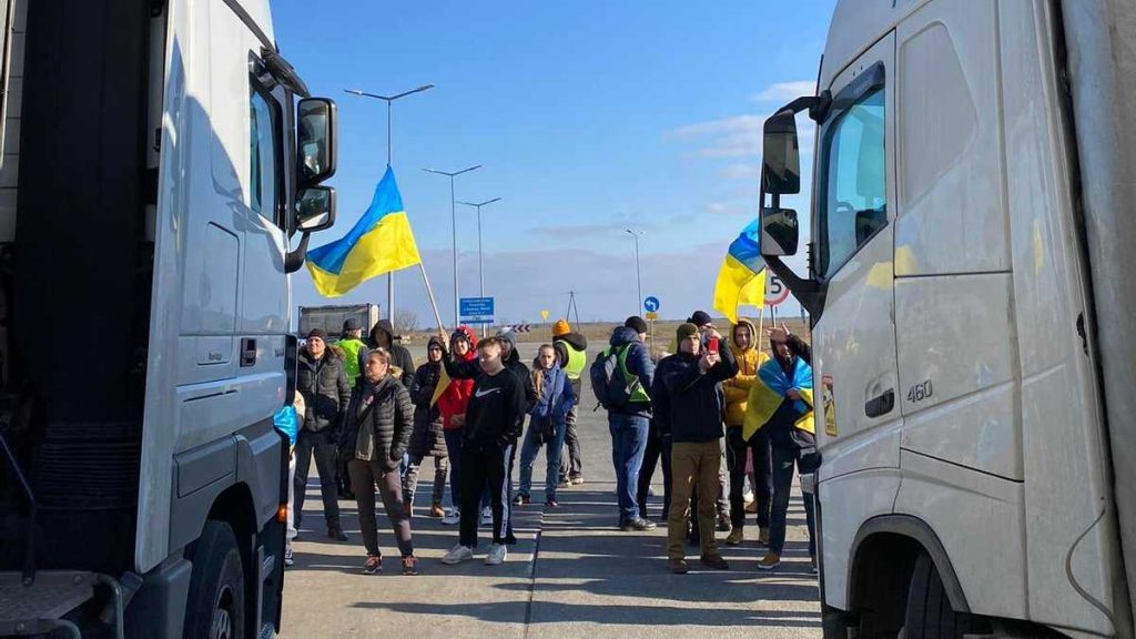 مظاهرات أوكرانية على الحدود البولندية لحظر التجارة الروسية