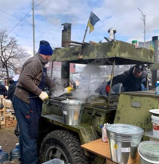 مواطن أوكراني يحول آلية روسية مدمرة الى مطعم