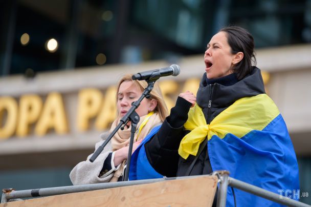 ناتاليا كليتشكو تغني نشيد أوكرانيا في مسيرة من أجل السلام في هامبورغ