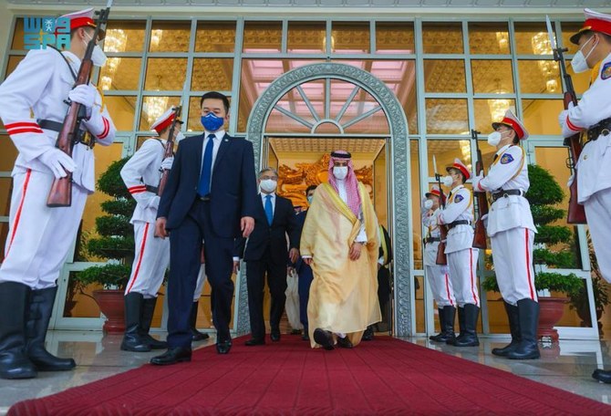 وزير الخارجية السعودي يلتقي رئيس الوزراء الفيتنامي خلال زيارة هانوي