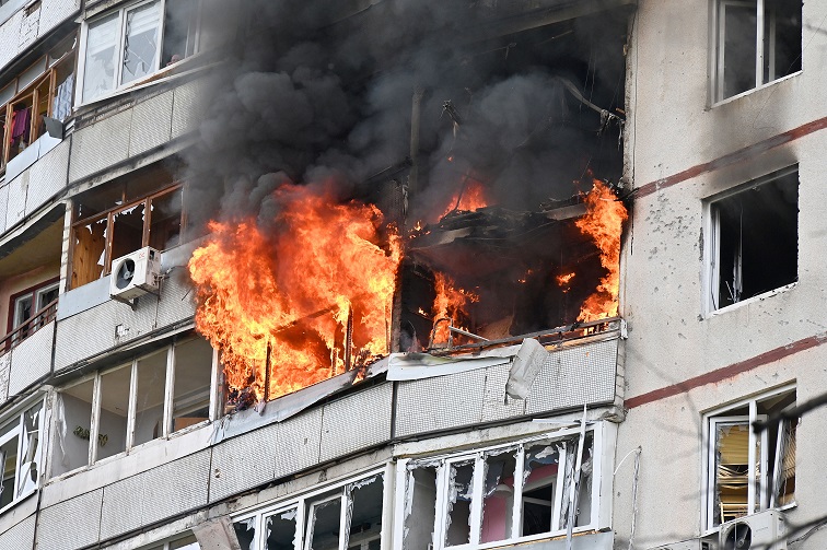 العدو الروسي يقصف البنية التحتية في خاركيف