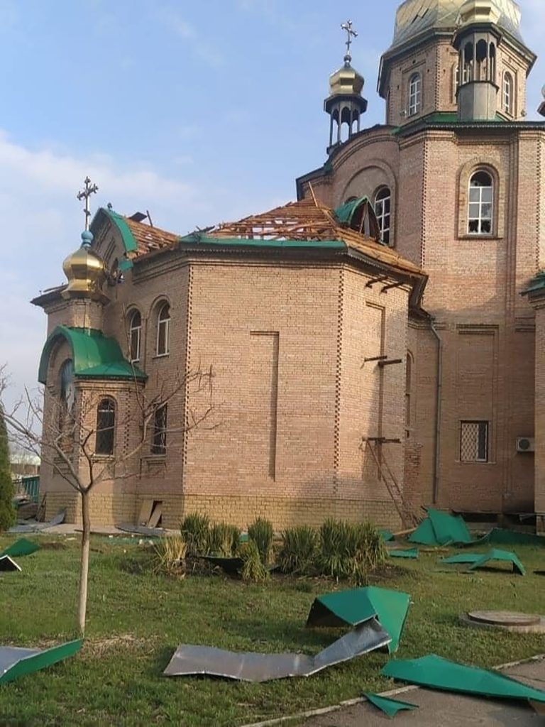 العدو الروسي يقصف كنيسة في لوهانسك