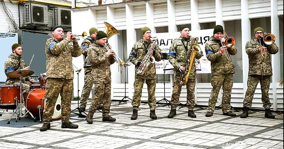 القوات المسلحة تعزف الحان الحرية في العاصمة الاوكرانية5