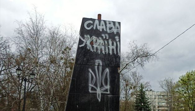 المحتلون يهدمون نصب تذكاري لجوكوف في مدينة خاركيف