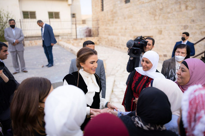 الملكة رانيا تتناول الافطار مع سيدات ناشطات في الكرك