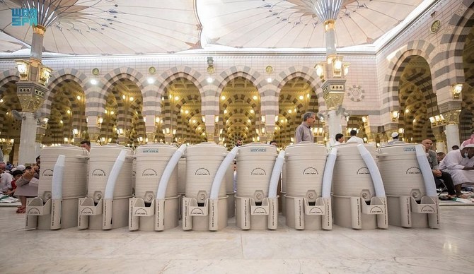 توزيع 160 ألف قنينة ماء من زمزم في المسجد النبوي بالمدينة المنورة