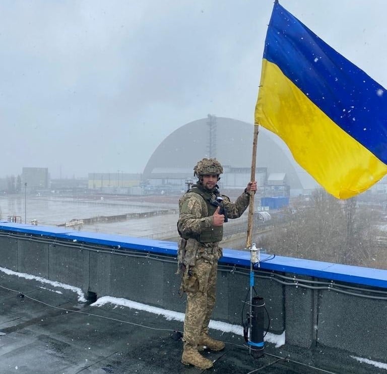 جندي يحمل علم أوكرانيا