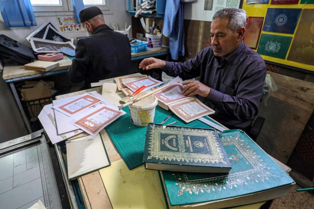 حرفيون ليبيون يرممون المصاحف القديمة في رمضان