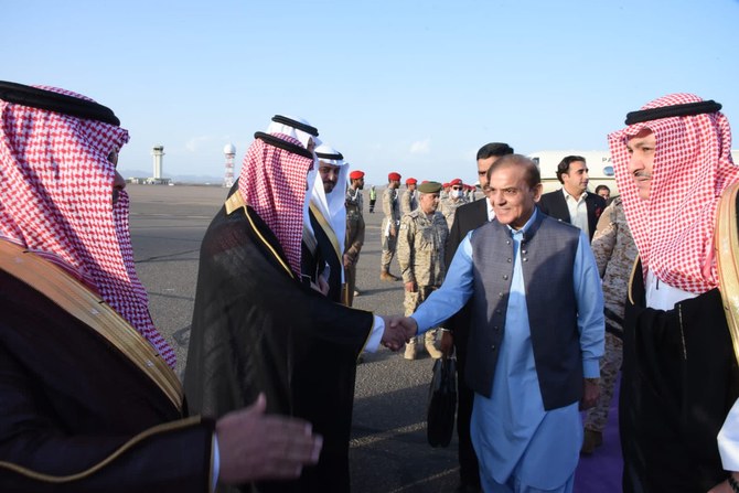 رئيس الوزراء الباكستاني يصل السعودية