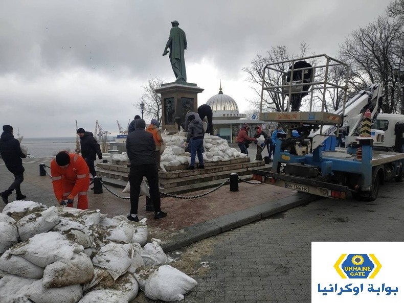 سكان أوديسا ينقذون التماثيل ظهر أكثر من ألف كيس رمل حول النصب التذكاري الشهير في المدينة 1