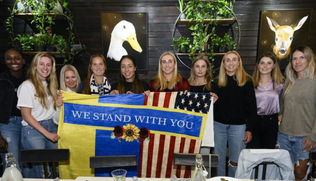 لاعبو التنس الأمريكيون يدعمون المنتخب الأوكراني
