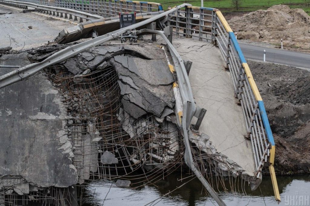 مئات الجسور وآلاف الكيلومترات من الطرق قصفها الجيش الروسي في أوكرانيا
