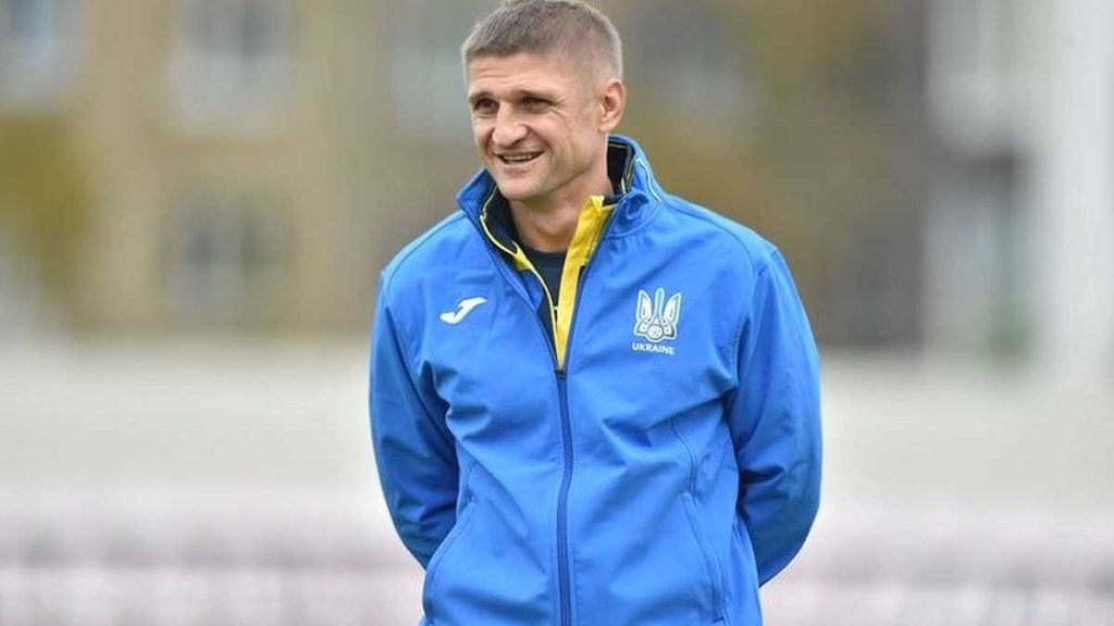 مدرب المنتخب الأوكراني ينضم إلى صفوف الجيش مدافعاً عن وطنه