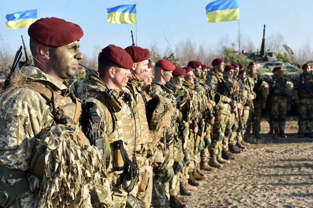 وزير الدفاع الأوكراني يقدم جوائز للجنود الذين شاركوا في صد التقدم الروسي