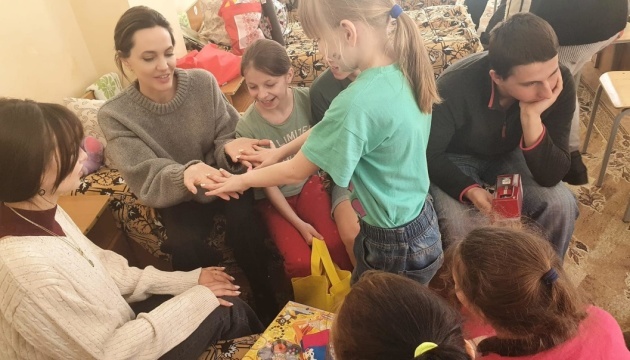 أنجلينا جولي تزور الأطفال في منطقة لوهانسك