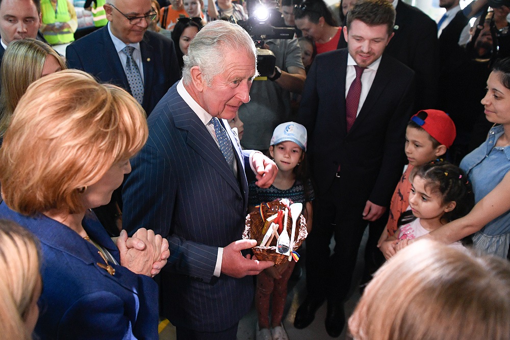 الأمير تشارلز يزور مركز اللاجئين الأوكرانيين في رومانيا