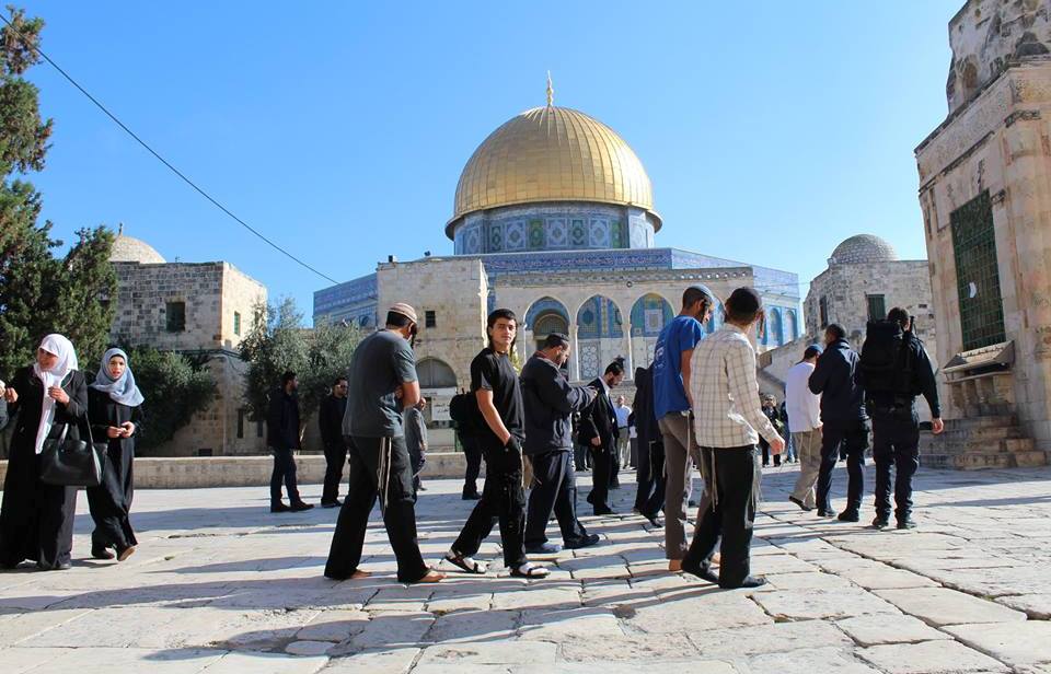 المستوطنون في القدس المحتلة يقتحمون باحات الأقصى والفلسطينيون يتصدون