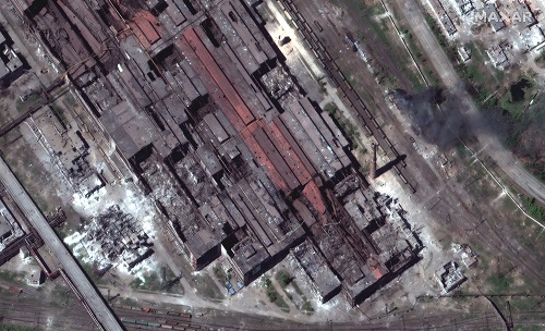 تجدد قصف مصنع آزوفستال مع استمرار المحادثات لإجلاء الجرحى