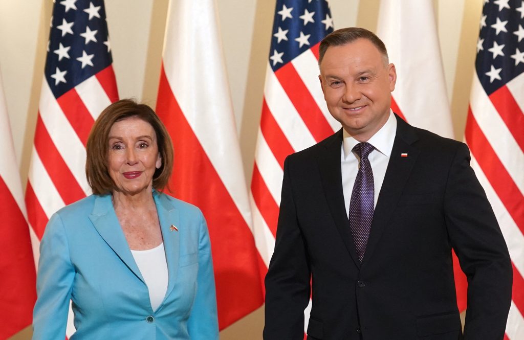 رئيسة مجلس النواب الأمريكي نانسي بيلوسي تلتقي بالرئيس البولندي في وارسو