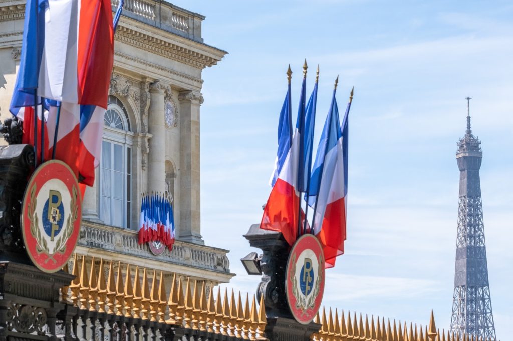 فرنسا تدين طرد روسيا لدبلوماسييها