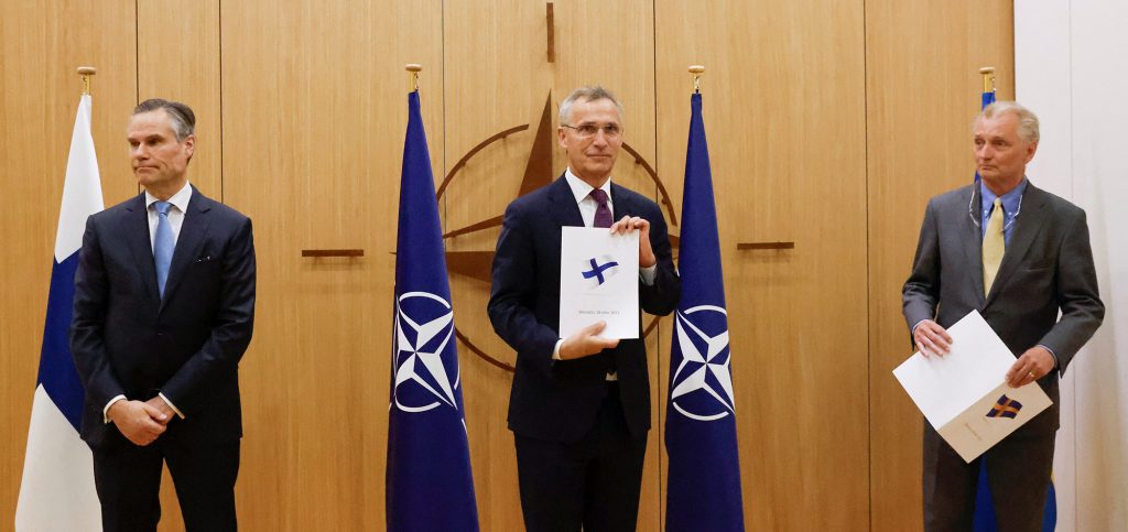 فنلندا والسويد تقدمان طلبات الانضمام الى الناتو