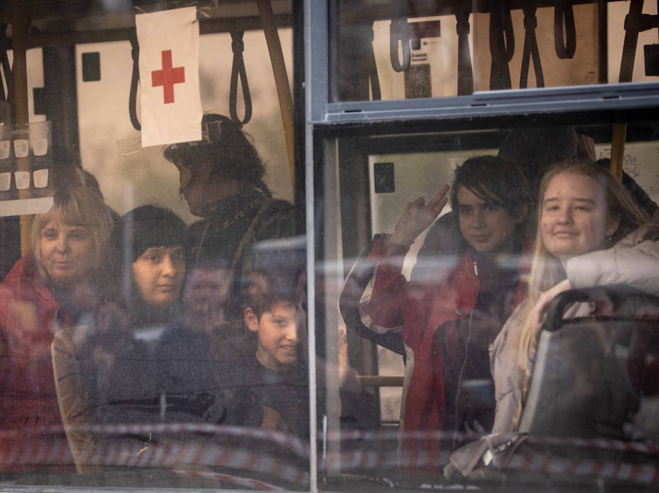 قافلة إجلاء مشتركة بين الأمم المتحدة والصليب الأحمر في طريقها إلى آزوفستال