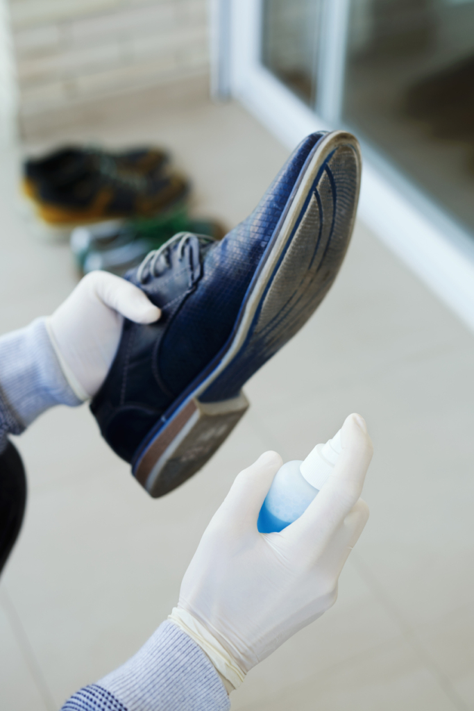 كيفية إزالة الرائحة الكريهة من الأحذية