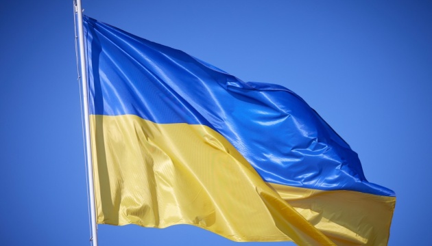 متسلقون يرفعون علمًا باللونين الأزرق والأصفر على قمة بوتين لدعم الأصدقاء الأوكرانيين