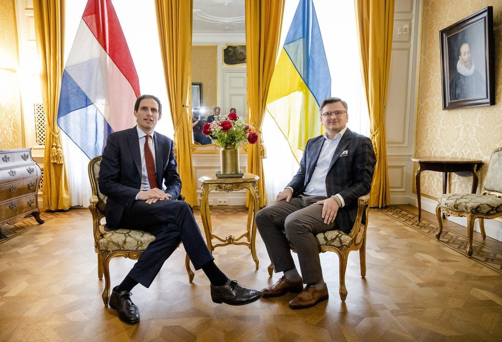وزير الخارجية الأوكراني يناقش إمدادات الأسلحة ووضع الاتحاد الأوروبي مع نظيره الهولندي
