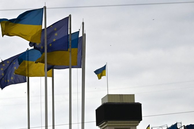 الأوكرانيون يهتفون لترشيح اوكرانيا للانضمام إلى الاتحاد الأوروبي وسط ويلات الحرب