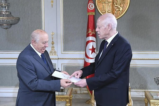 الرئيس التونسي يتسلم مسودة الدستور