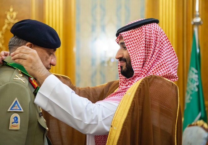 السعودية تمنح وسام الملك عبد العزيز لقائد أركان الجيش الباكستاني